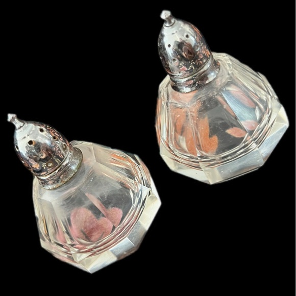 Vintage Faceted Glass Salt and Pepper Shakers 1950 Silver Metal Lids Retro Decor - Picture 5 of 6